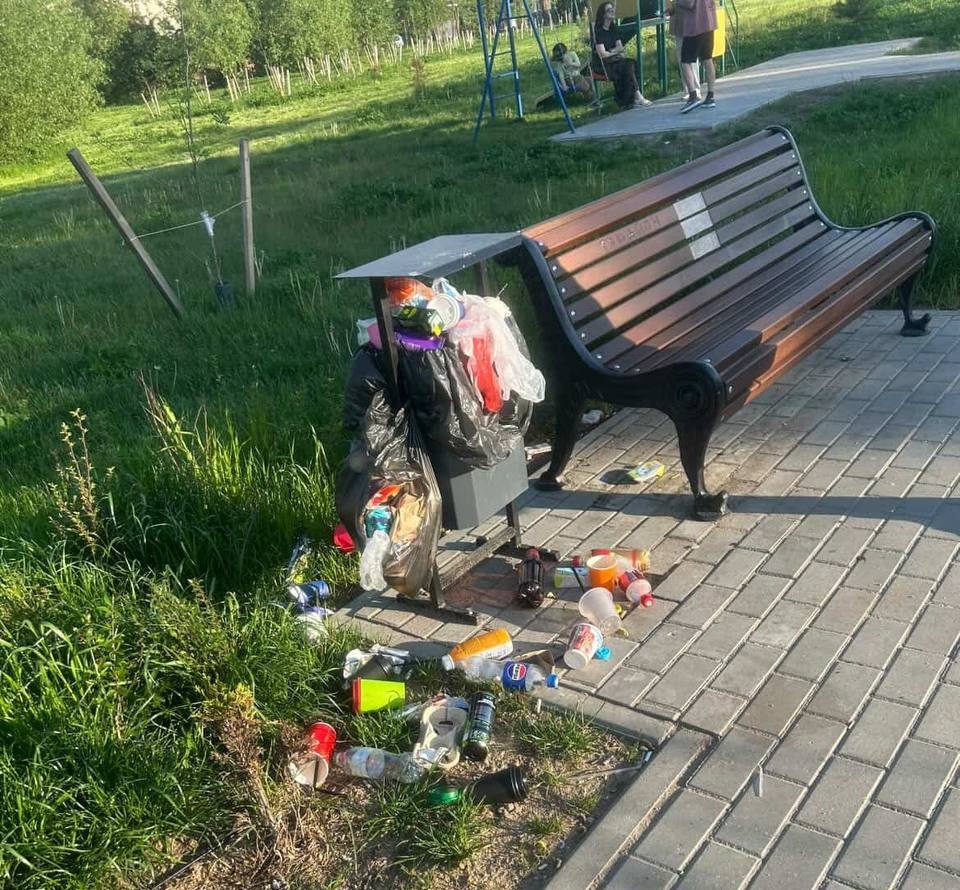 мусор возле лавки и мусорки