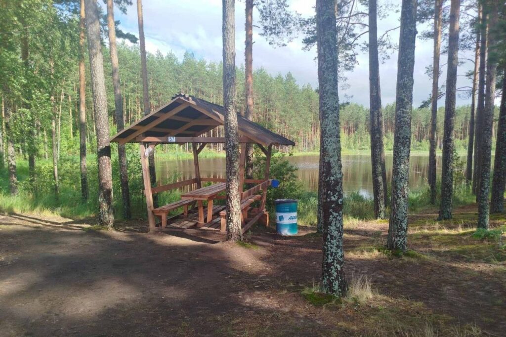 Беседка на берегу Вилейского водохранилица в кемпинге «Рыбчино»