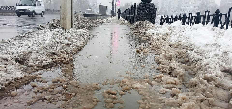 Лужа на мосту под Дубровенкой в Могилеве
