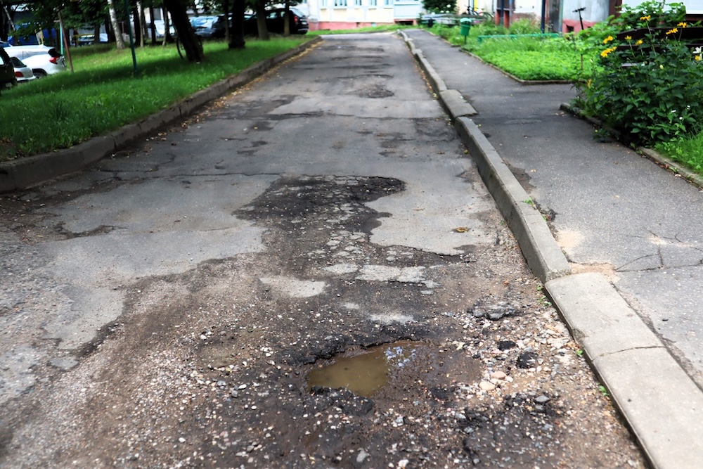 Разбитая дорога во дворе дома 22Б на ул. Богдана Хмельницкого в Молодечно