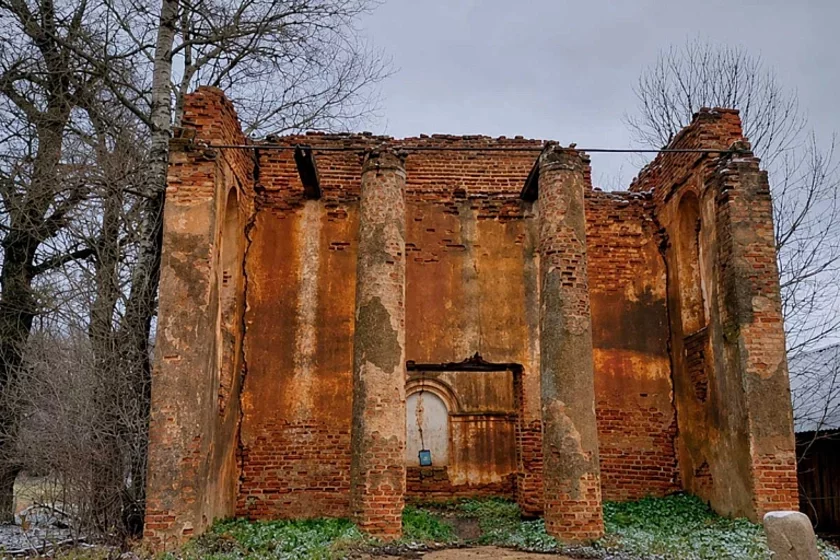 Руины храма в Старинках